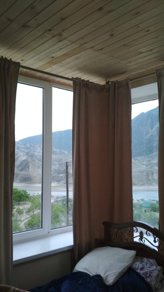 Вид из окна гостевого дома в горах Дагестана